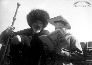 Жители аула Терезе, внук читает дедушке книгу. 1936 год. 