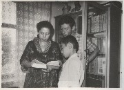 Х. Байрамукова с сыновьями Эдиком и Арсеном