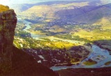 Фрагмент скалы Дебета (слева) и вид на долину Кубани. В глубине, в центре - плато Хумаринского городища VIII-XII вв.