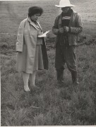 Х. байрамукова подписывает свою книгу чабану.jpg