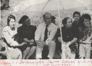 Х.Байрамукова, Ф. Байрамукова и Хамит Боташев из Америки среди аулчан.jpg