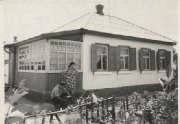 дворе с Эдиком.  Дом Х. Байрамуковой с 1957 по 1971 г. Черкесск..jpg